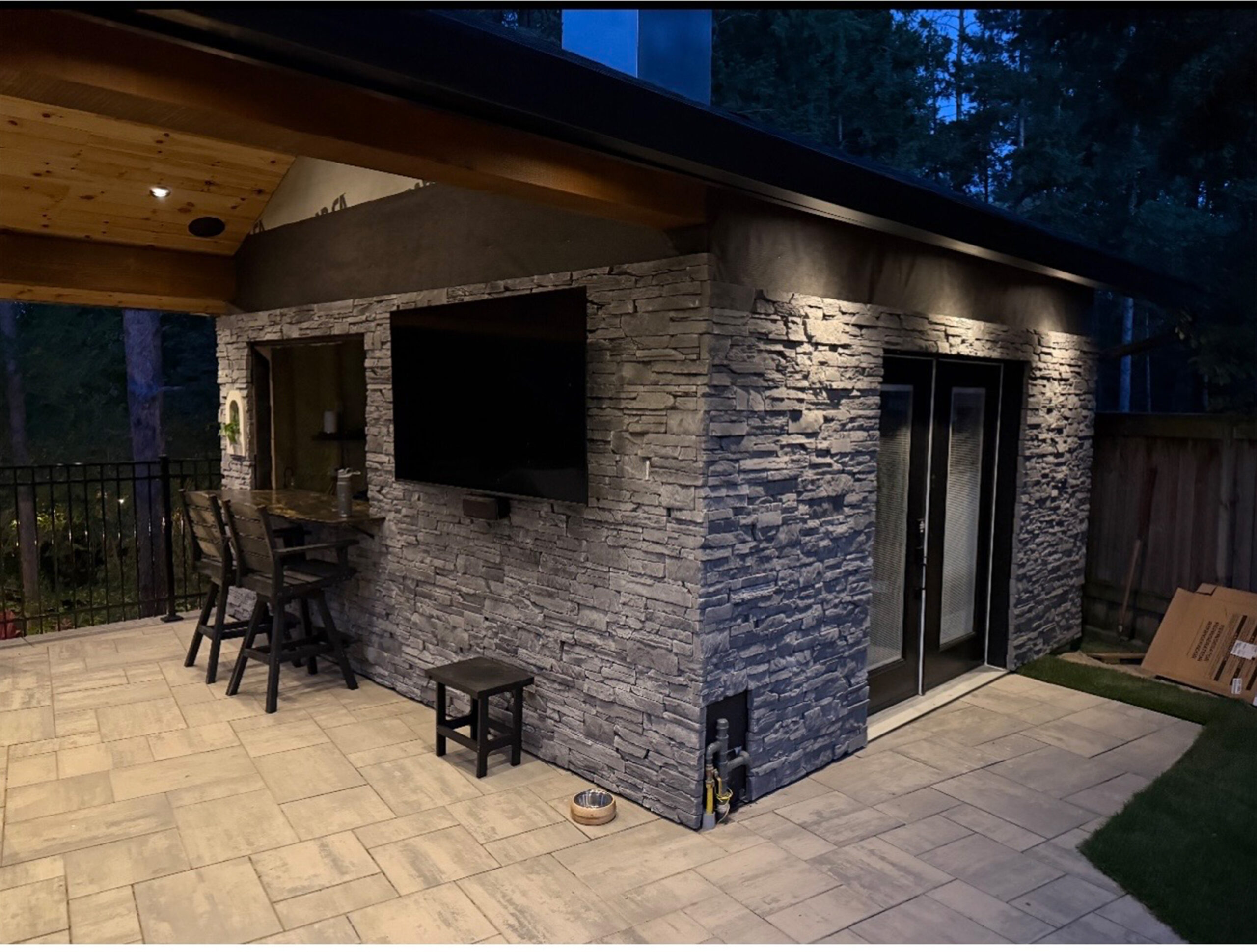 Sedistone outdoor kitchen and covered patio
