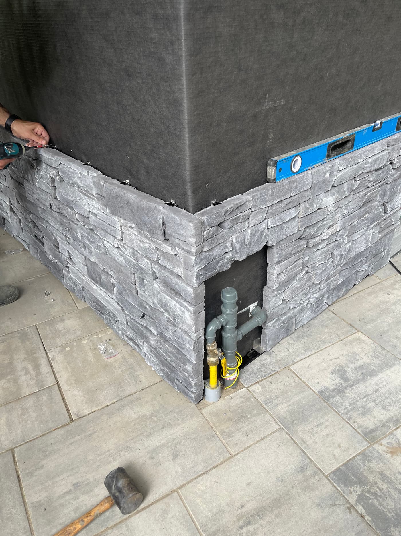 Sedistone mechanically fastened corner installation